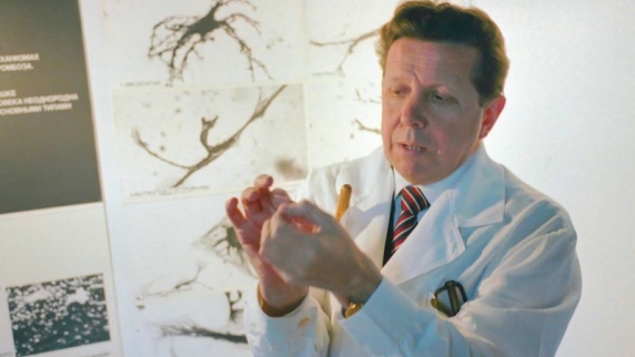 Поздравления с 90-летием принимает основоположник современной отечественной кардиологии — ...