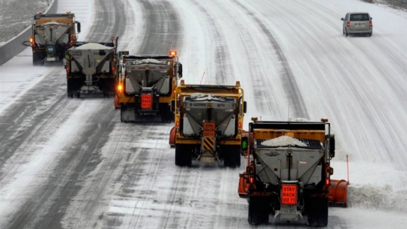В Москве коммунальные службы в круглосуточном режиме расчищают улицы после «снегопада века...