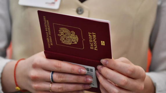 Сноуден получил российский <b>паспорт</b>