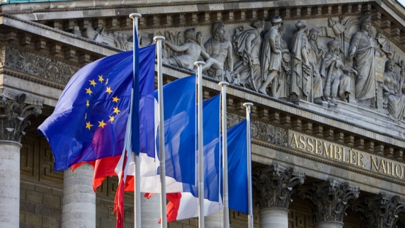 В <b>парламент</b>е Франции подняли вопрос о выходе страны из НАТО