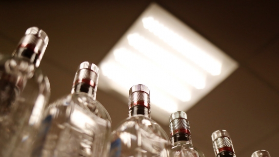В России предложили ужесточить ответственность за массовое отравление контрафактным алкого...