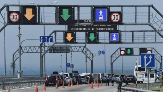 Движение автотранспорта по <b>Крым</b>скому мосту восстановлено