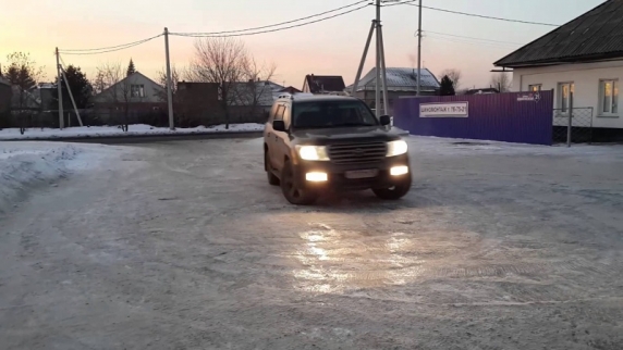 <b>Видео</b>: Житель Москвы утопил Land Cruiser 200 после неудачного дрифта на льду