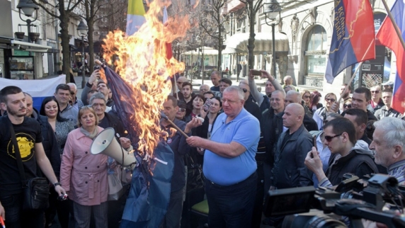В Белграде сожгли флаги <b>Евросоюз</b>а и НАТО