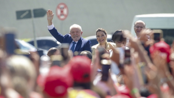 Лула да Силва принял присягу и стал <b>президент</b>ом Бразилии
