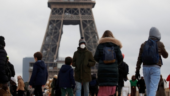 В <b>Париж</b>е с 31 декабря вводится масочный режим на улицах