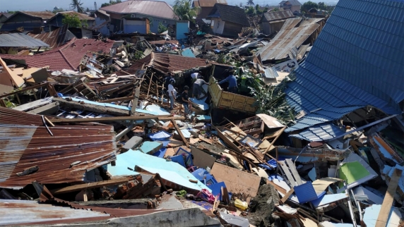 Землетрясение в Индонезии: диспетчера, спасшего лайнер ценой жизни, прославляют как героя
