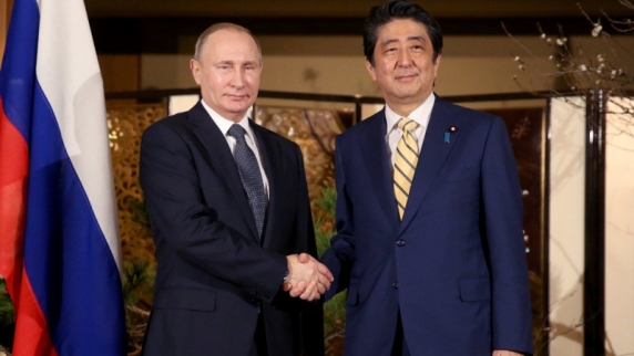 Владимир Путин обсудит с Синдзо Абэ тему мирного <b>договор</b>а и развитие сотрудничества