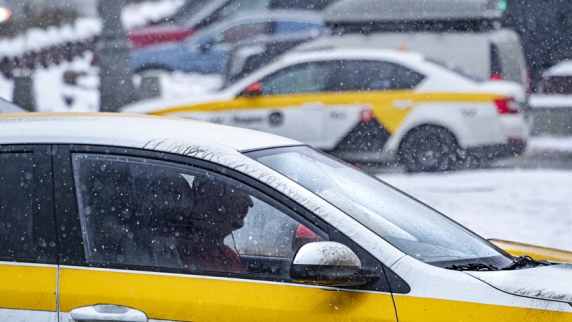 Россияне стали реже пользоваться услугами <b>такси</b> в марте