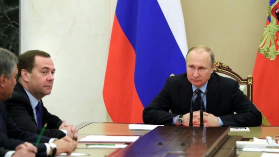 Социально-экономическую ситуацию в России обсудил Владимир Путин с членами Совета безопасн...