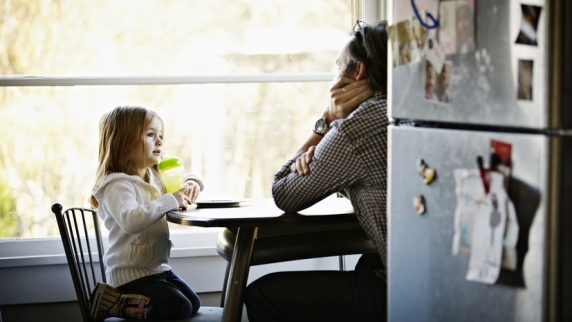 Психолог Солис посоветовала поощрять открытое общение с детьми, чтобы те перестали врать