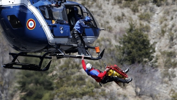 Чудеса пилотирования показали спасатели во французских Альпах