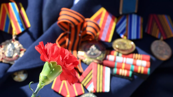 В Новосибирске 99-летнего ветерана поздравили с Днём защитника Отечества
