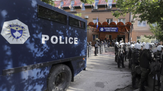 РИА Новости: сербские демонстранты напали на косовскую полицейскую машину в Звечане