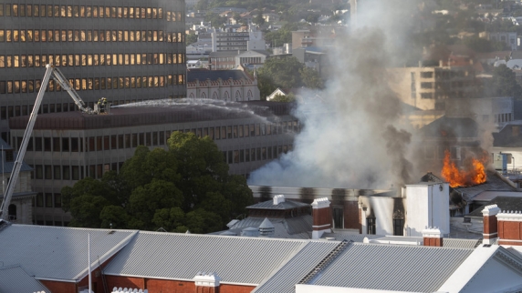 При пожаре в Кейптауне сгорели два этажа нижней палаты <b>парламент</b>а ЮАР