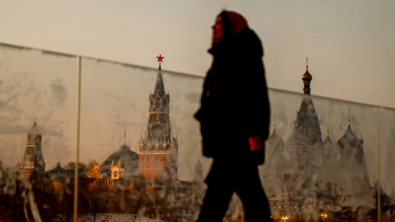 Песков: в Кремле не обсуждают ввод ограничений на выезд россиян