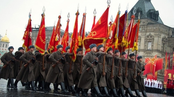 Наша память: в годовщину легендарного <b>парад</b>а 7 ноября 1941 года на Красной площади ...