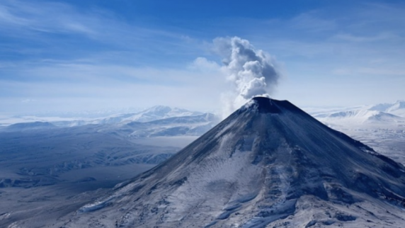 <b>Вулкан</b> Карымский на Камчатке выбросил столб пепла на высоту до 2,5 км