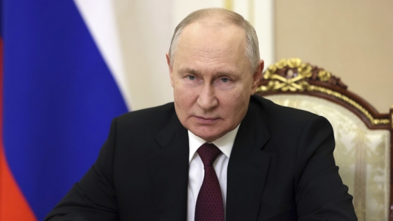 Путин: спецслужбы должны действовать твёрдо для защиты Конституции России