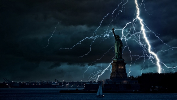 Молния ударила в Статую Свободы в <b>Нью-Йорк</b>е