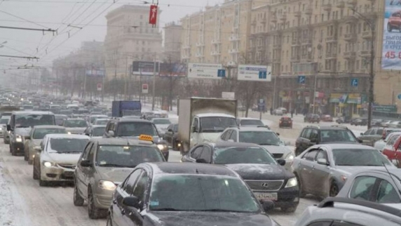 Москву охватил предновогодний ажиотаж — город встал в 10-балльных пробках
