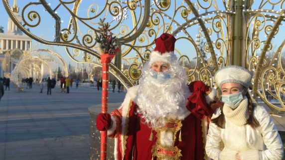 В Роспотребнадзоре дали советы родителям, которые хотят пригласить Деда Мороза и Снегурочк...