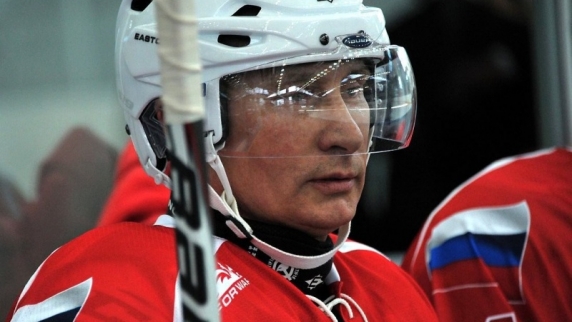 Владимир Путин вышел на <b>лед</b> в товарищеском матче Ночной хоккейной лиги