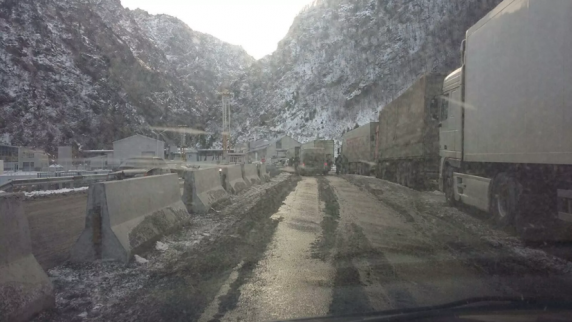 Около 340 грузовиков застряли на Военно-Грузинской дороге из-за непогоды