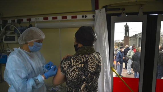 В <b>Крым</b>у вакцинацию от COVID-19 прошли более 905 тысяч человек