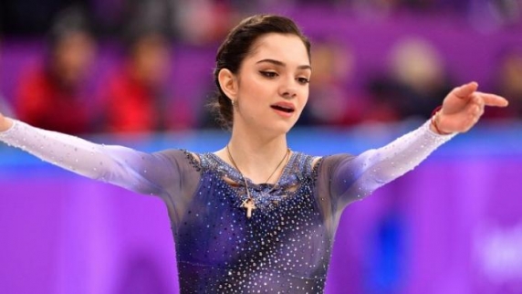 Евгения Медведева на Олимпийских играх выиграла короткую программу командного турнира по ф...