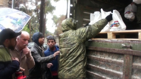 Российские военные организовали раздачу 52,5 т гуманитарной помощи нуждающимся в Сирии