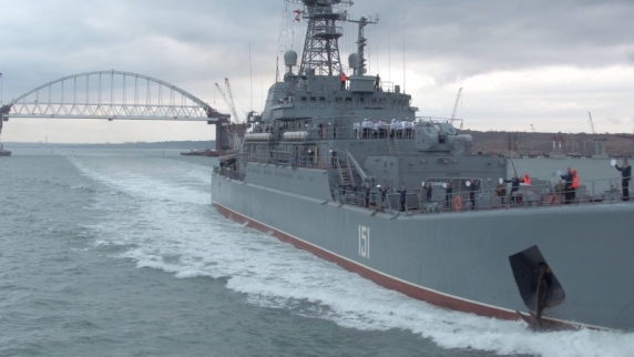 <b>Керченский пролив</b> после инцидента с украинскими военными кораблями вновь открыт для...