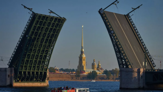 Шоу «Поющие мосты» в Петербурге посвятят Дню России