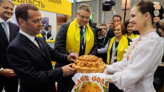 Медведев на "Золотой осени" попробовал блюда из российских продуктов