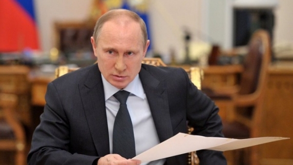 Путин распорядился создать совет по госполитике в сфере защиты семьи