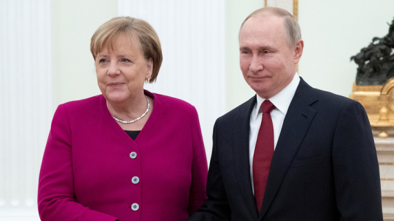 Путин обсудил с Меркель ситуацию с беженцами на границах Белоруссии со странами ЕС