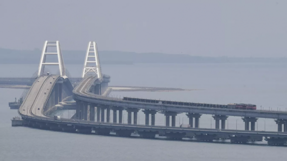На <b>Крым</b>ском мосту приостановят движение автомобилей 8 ноября из-за ремонтных работ