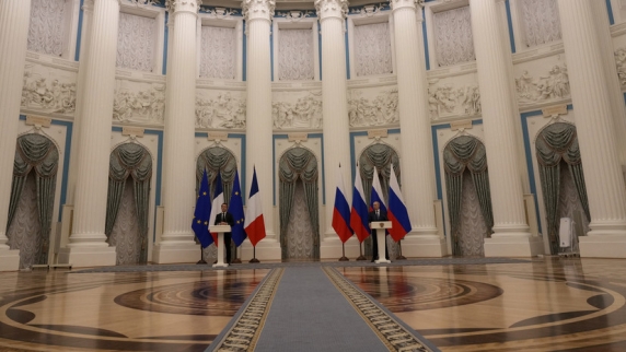 Посол России в Париже Мешков назвал своевременной встречу Путина и Макрона в Москве