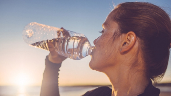 Нутрициолог Коробейникова рекомендовала пить воду за 20 минут до еды