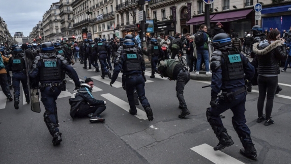 Несколько десятков демонстрантов во Франции пострадали в ходе беспорядков