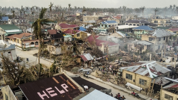 Число жертв тайфуна на Филиппинах превысило 400