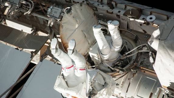 Российские <b>космонавт</b>ы впервые в 2022 году вышли в открытый космос