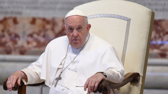 Врач рассказал, что <b>Папа Римский</b> Франциск чувствует себя хорошо после операции