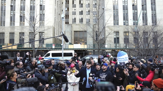 Сторонники Трампа пришли к суду в Нью-Йорке в преддверии его возможного задержания
