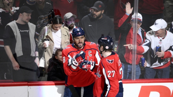 Овечкин поднял журналистку на руки и помог покинуть лёд во время матча НХЛ