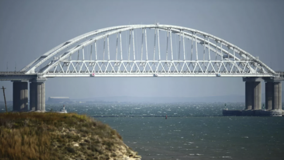 Движение на <b>Крым</b>ском мосту полностью остановлено из-за столкновения трёх автомобиле...