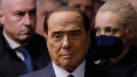 Il Foglio: экс-премьера Италии Берлускони госпитализировали в Милане