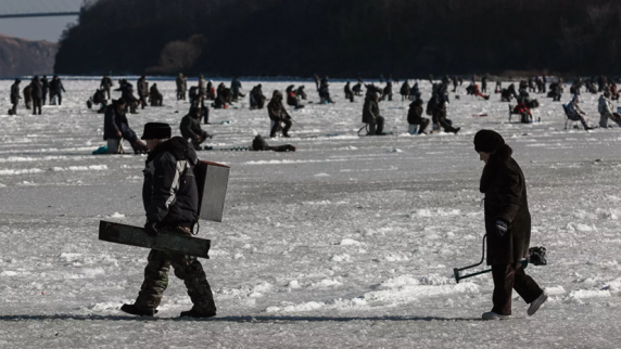 В Красноярском крае спасатели эвакуировали 58 рыбаков со льда Енисея