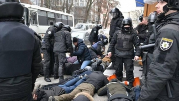В <b>Киев</b>е извинились за полицейского, крикнувшего радикалам "ложись, Бандера&quo...