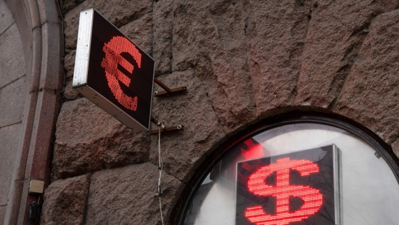 Курс <b>евро</b> на Мосбирже опустился ниже 102 рублей
